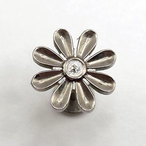 Silver Daisy Flat Back Labret in nickel free implant grade titanium, Willow & Thorn