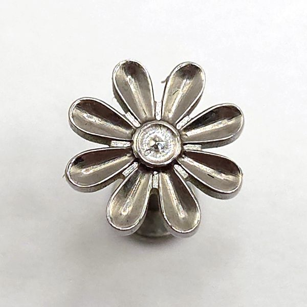 Silver Daisy Flat Back Labret in nickel free implant grade titanium, Willow & Thorn